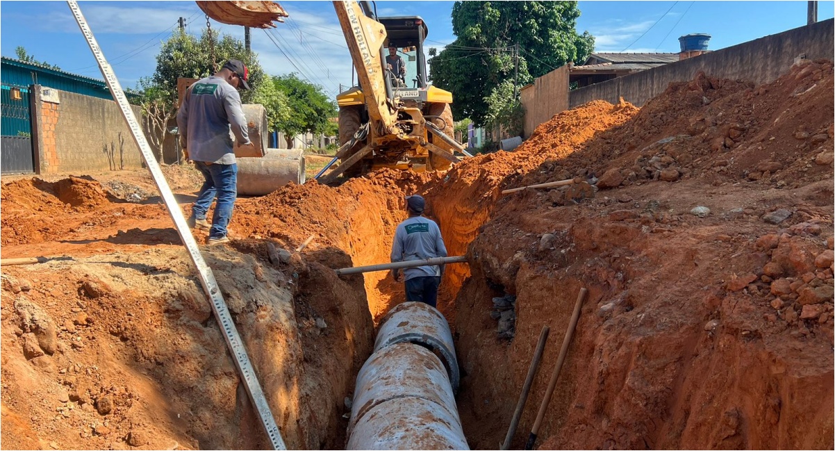 Prefeitura de Jaru constrói rede de drenagem na Rua Raimundo Barreto; serviço integra obras pavimentação da via