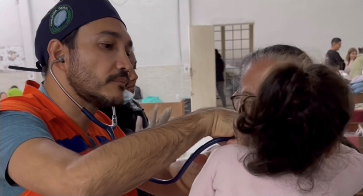 Dr. Fernando Máximo presta atendimento médico voluntário às vítimas das enchentes no Rio Grande do Sul