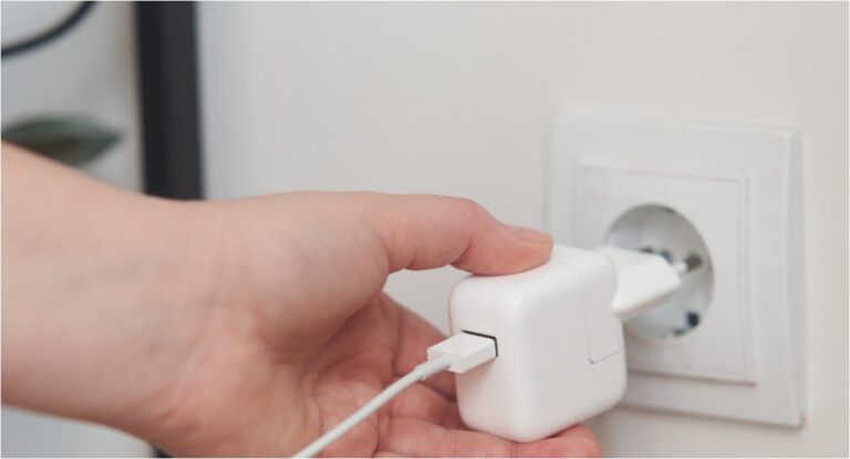 Uso de celulares requer cuidados para evitar choques elétricos, alerta Energisa - News Rondônia