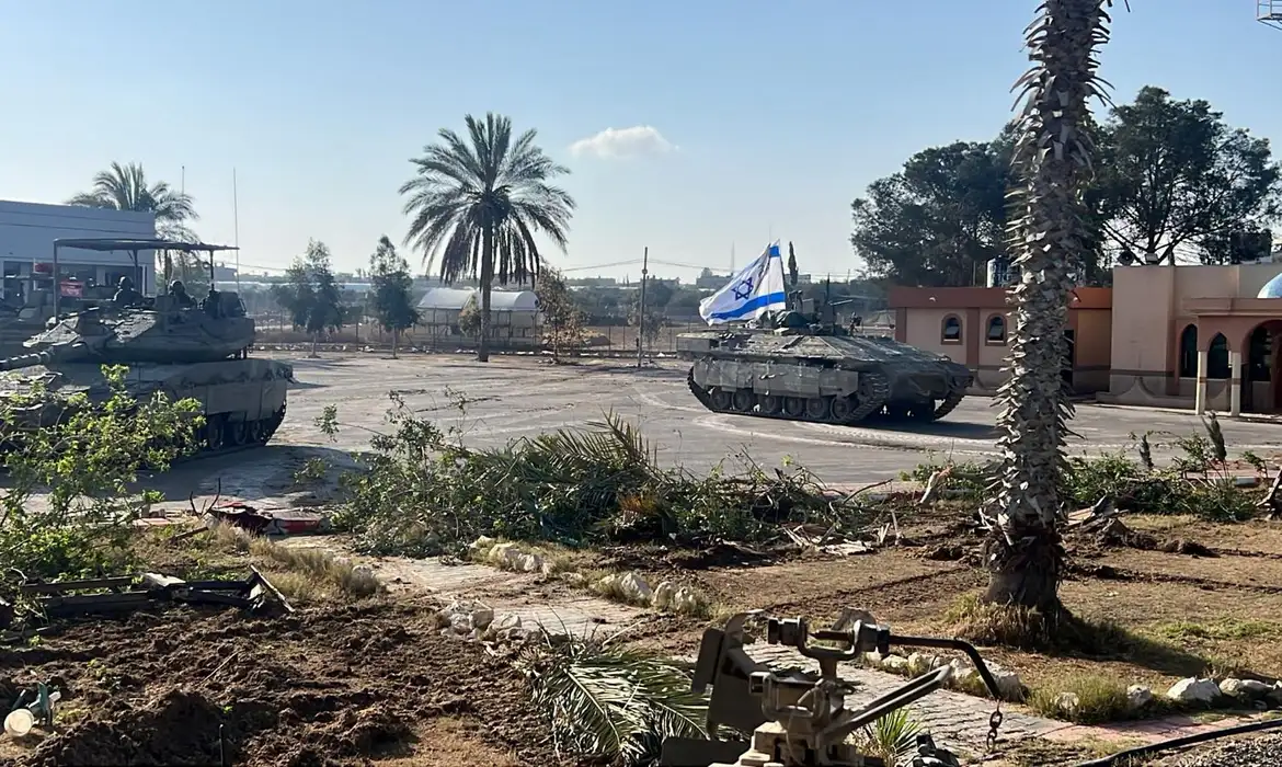 Israel toma posto de fronteira em Rafah e intensifica ataques em Gaza