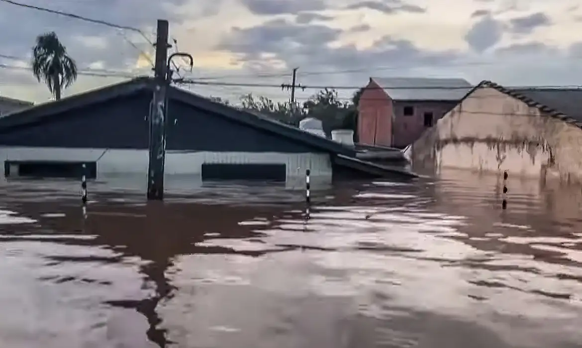 Nível da água não baixa e mais bairros de Porto Alegre ficam alagados