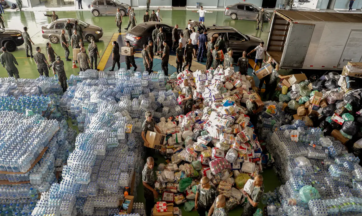 Brasilienses fazem fila para doações a vítimas das enchentes no RS