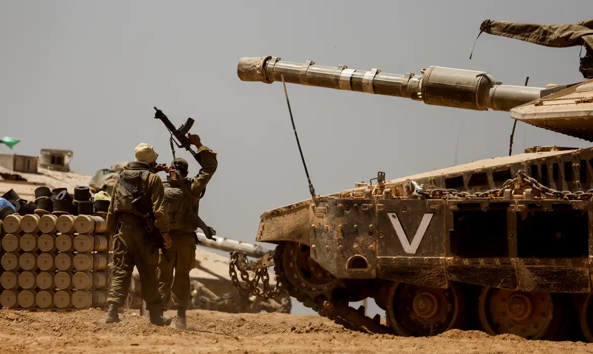 Forças israelenses concentram tanques e abrem fogo perto de Rafah