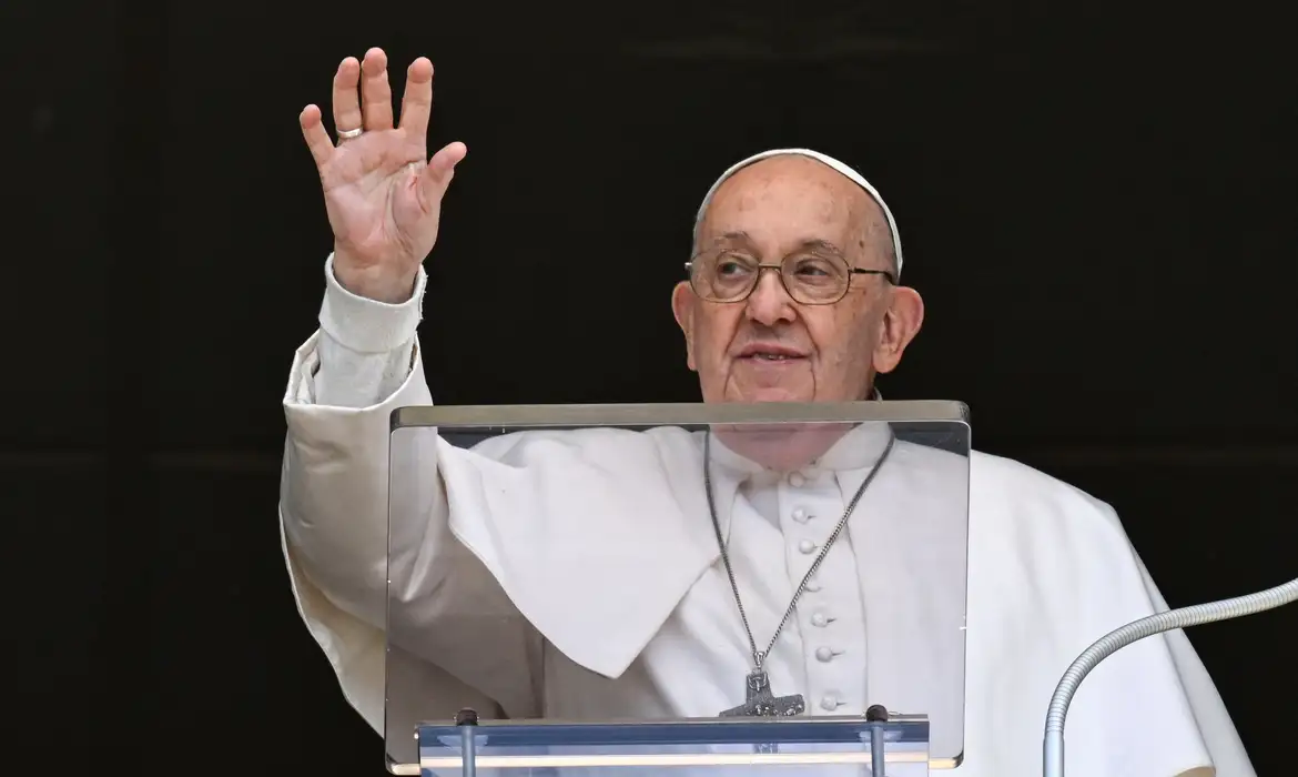 Papa faz crítica a armas e preservativos em conferência pró-natalidade