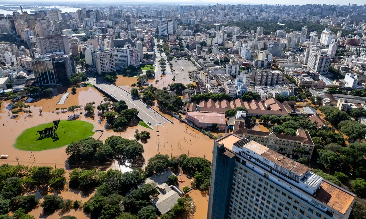 Chuvas diminuem no RS, mas frio intenso e elevação do Guaíba preocupam