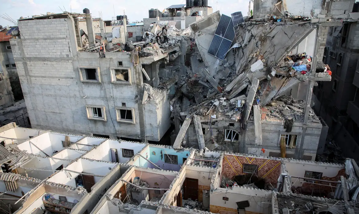 Ataques aumentam em Gaza, Israel mostra homens armados em local da ONU