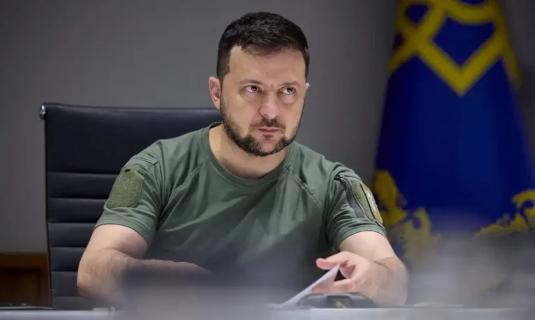 Zelensky adia viagem ao exterior; russos entram em cidade fronteiriça
