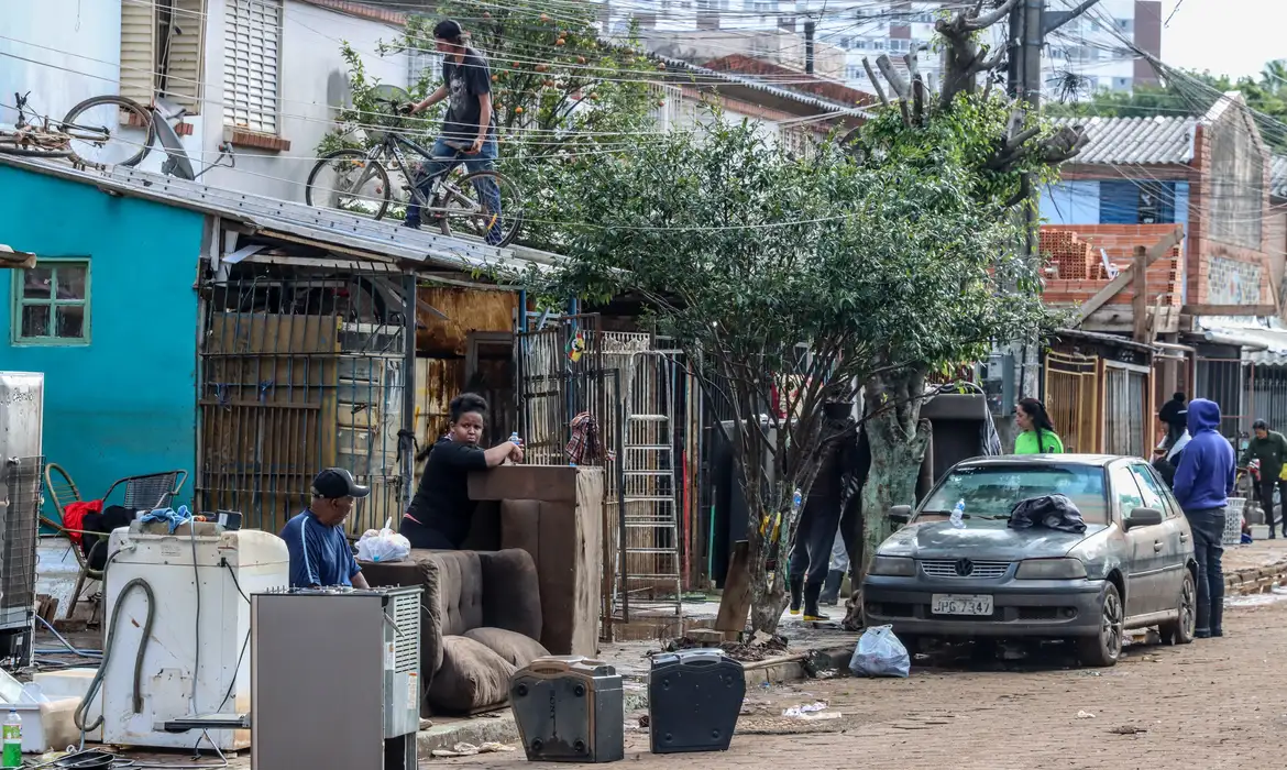 Baixa do Guaíba revela destruição e prejuízo em Porto Alegre