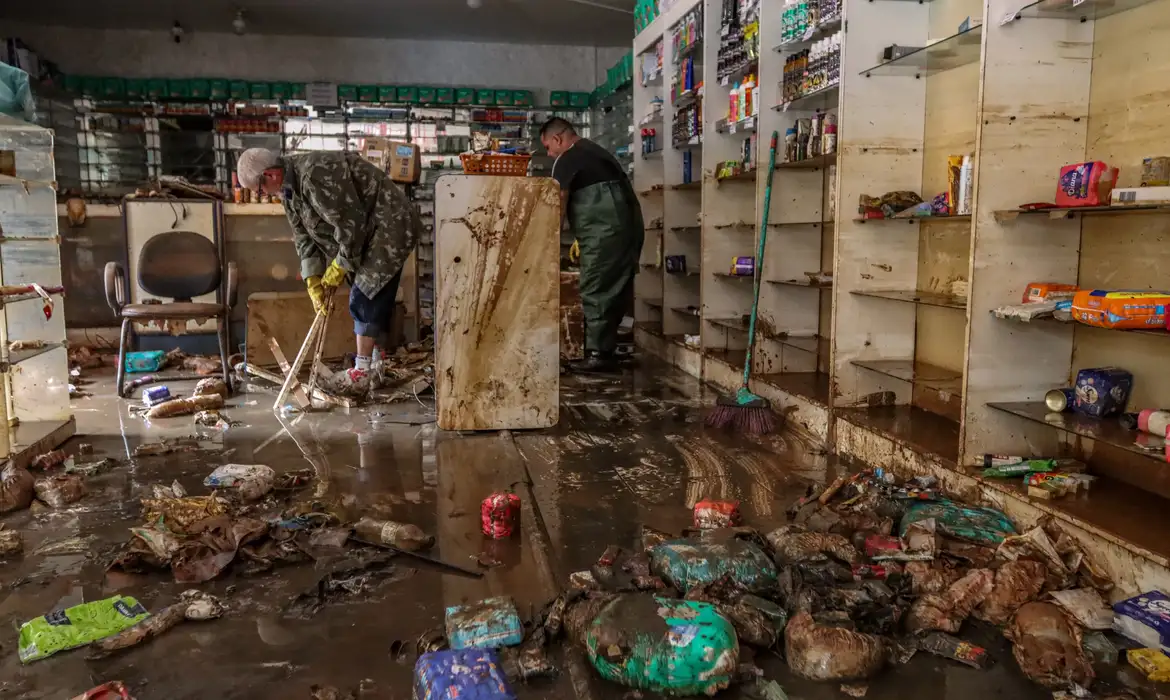 Comerciantes de Porto Alegre levam dias só para limpar lojas