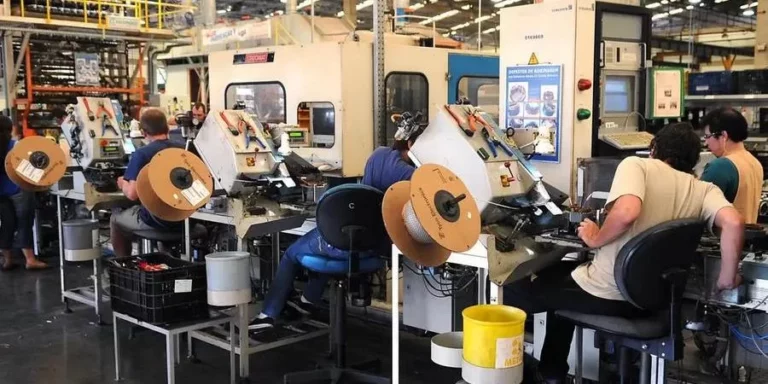 Produção industrial cresce 0,9% em março, diz IBGE