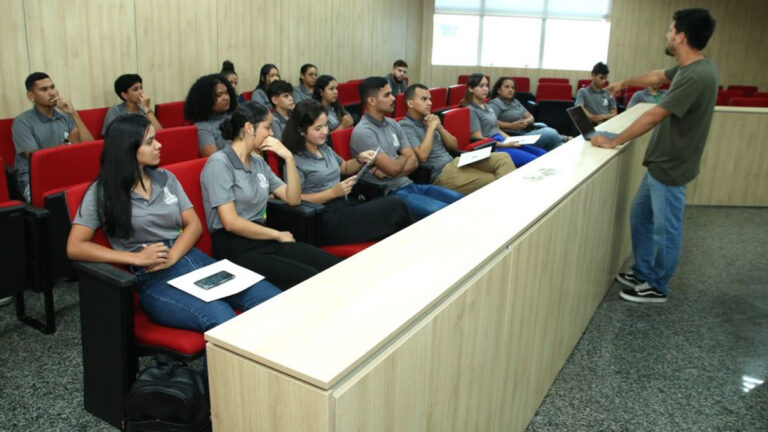 Estagiários participam de entrevista de emprego simulada durante capacitação na Alero - News Rondônia