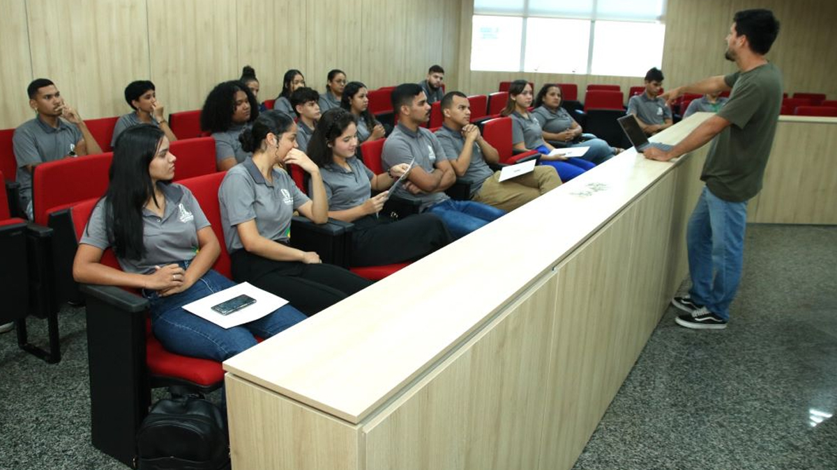 Estagiários participam de entrevista de emprego simulada durante capacitação na Alero - News Rondônia