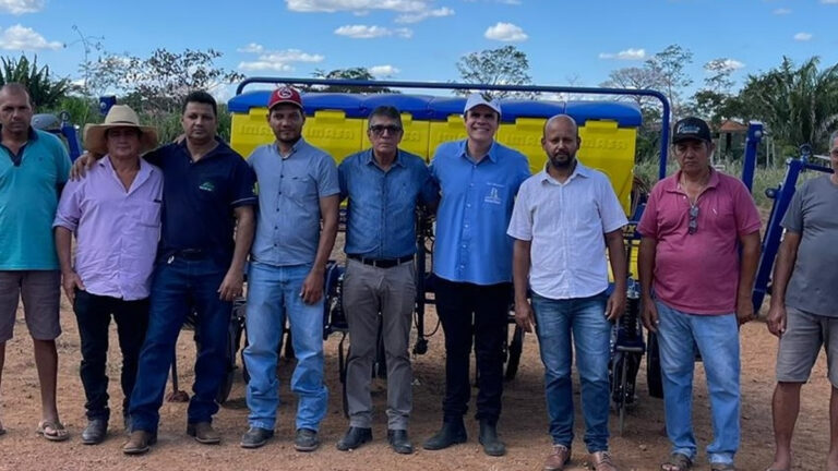 Alan Queiroz realiza a entrega de plantadeira para os produtores rurais em Nova União - News Rondônia