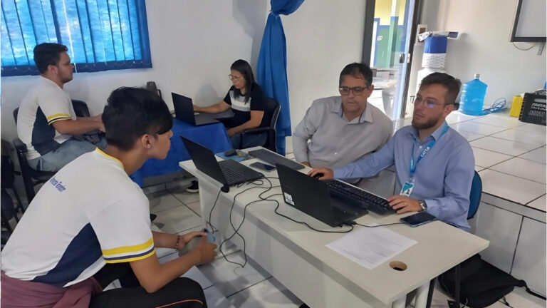 Estudantes de Ji-Paraná recebem ação conjunta para sanar pendências de cadastro no programa Pé-de-Meia - News Rondônia