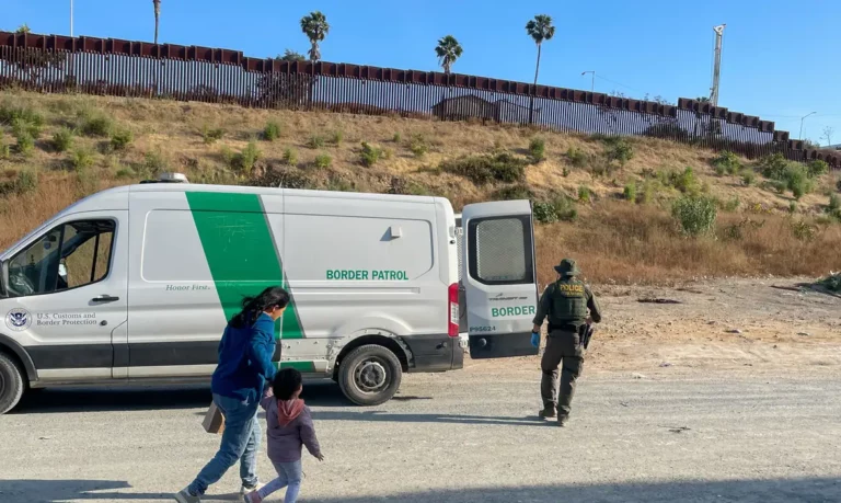 Nova lei de imigração muda realidade na fronteira entre EUA e México