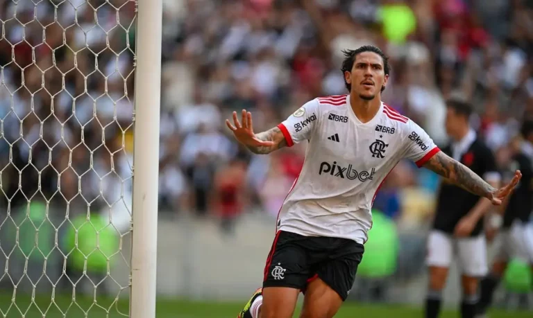 Flamengo aplica 6 a 1 no Vasco e vira líder provisório do Brasileirão