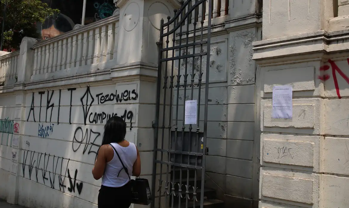 Tarcísio autoriza privatização de serviços não-pedagógicos em escolas
