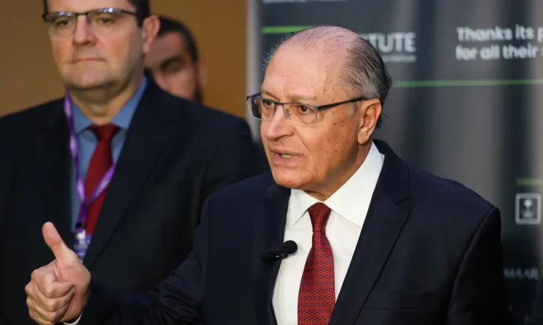 Alckmin diz que governo tem “absoluta confiança” de que dólar vai cair