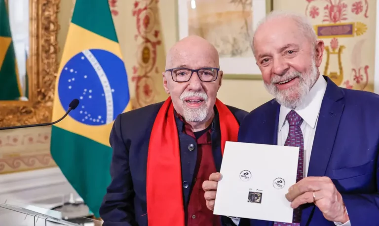 Lula lança selo dos Correios em celebração a obra de Paulo Coelho