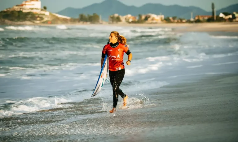Circuito Mundial de Surfe chega à praia de Itaúna, em Saquarema