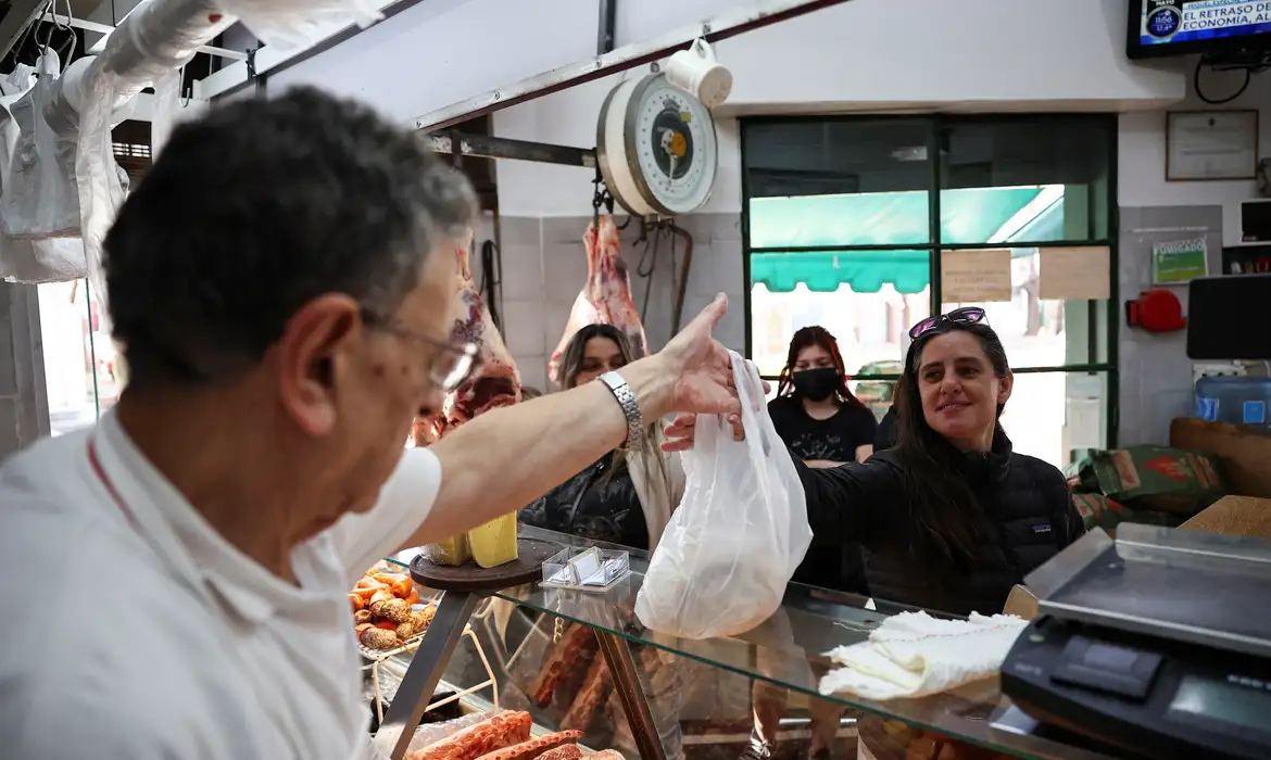 Com alta da inflação, consumo de carne na Argentina cai 16%