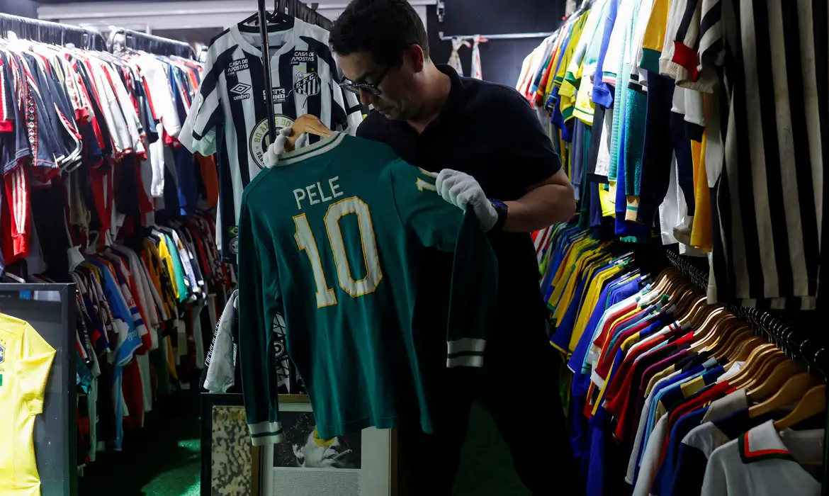 Brasileiro entra no Guinness por coleção de camisas de futebol