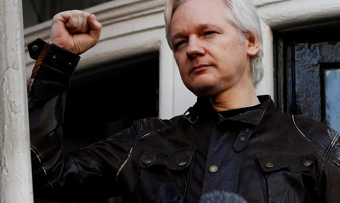 Assange tem recepção calorosa em desembarque na Austrália