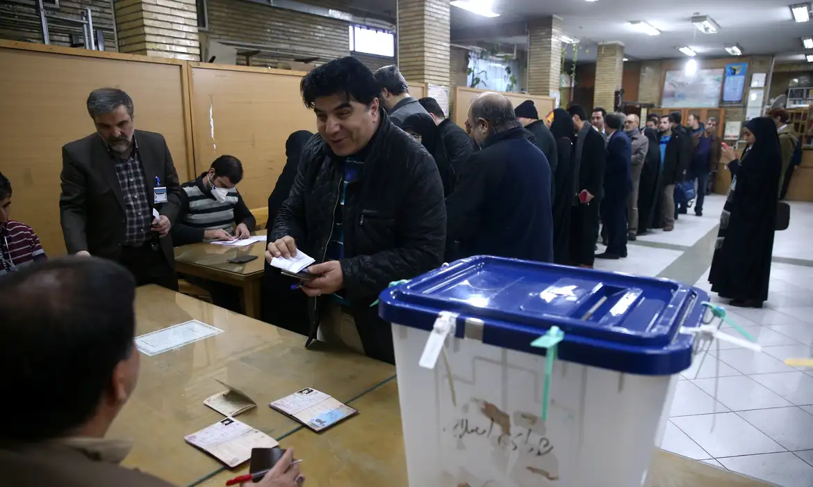 Iranianos vão às urnas para escolher novo presidente