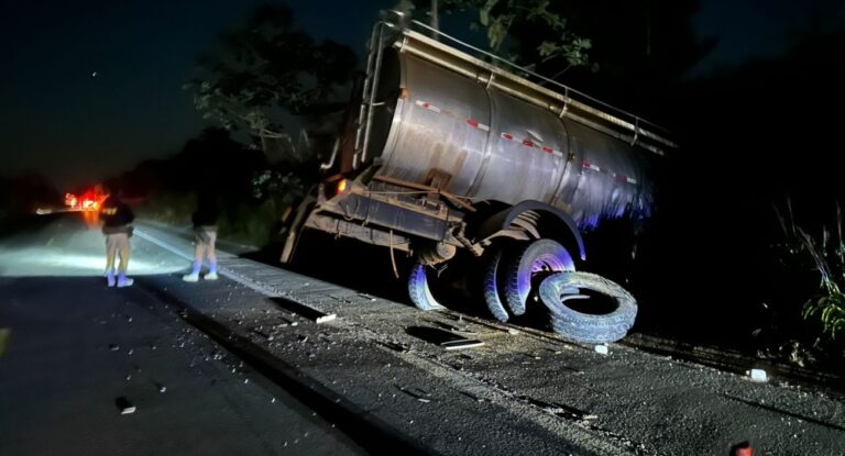 Caminhão leiteiro e bitrem colidem na BR-364