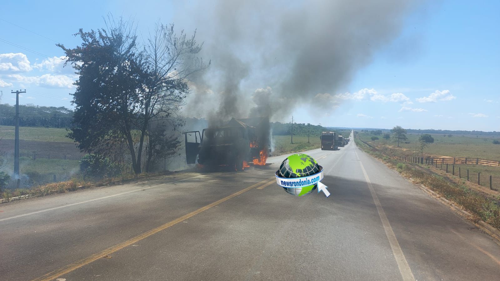 Caminhão é destruído por incêndio na BR-364 em Porto Velho