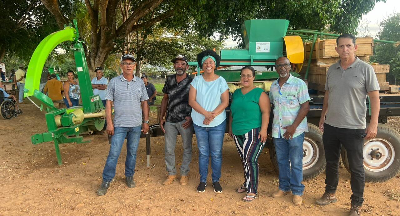 Sílvia Cristina faz a entrega de implementos agrícolas para associação em Cacaulândia