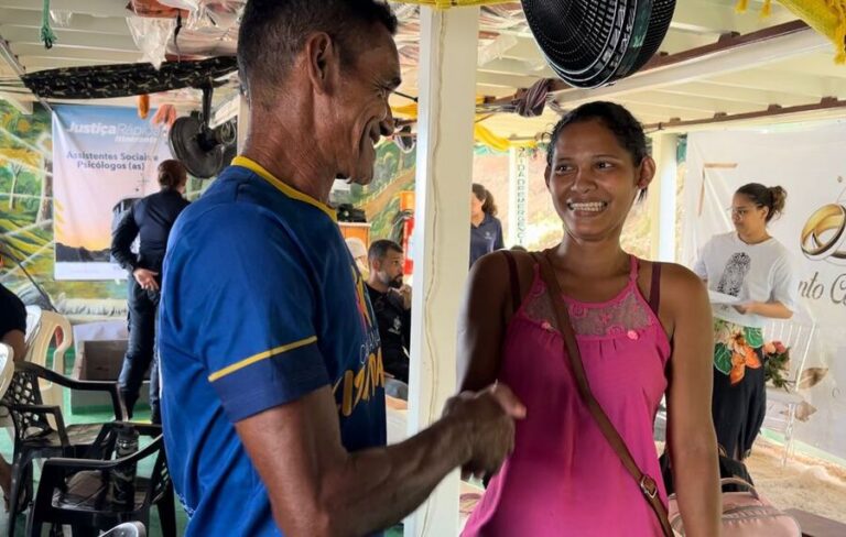 EMOCIONANTE: Depois de 28 anos, filha é registrada pelo pai e pede “benção” pela primeira vez durante Justiça Rápida Itinerante - News Rondônia