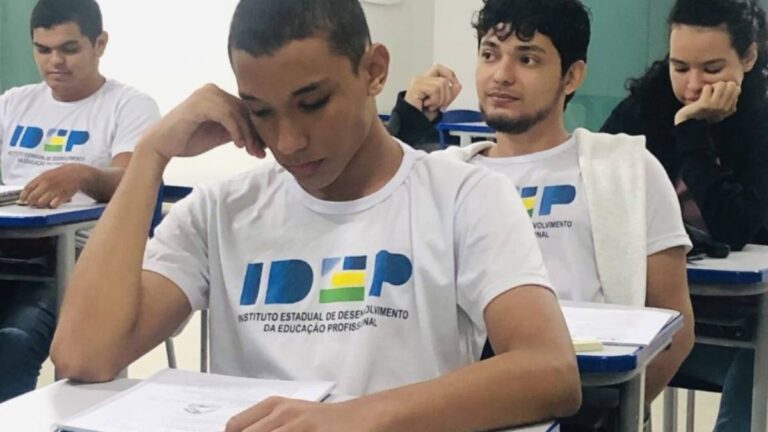 Dra. Taíssa busca informações sobre acessibilidade para a comunidade surda em cursos do Idep