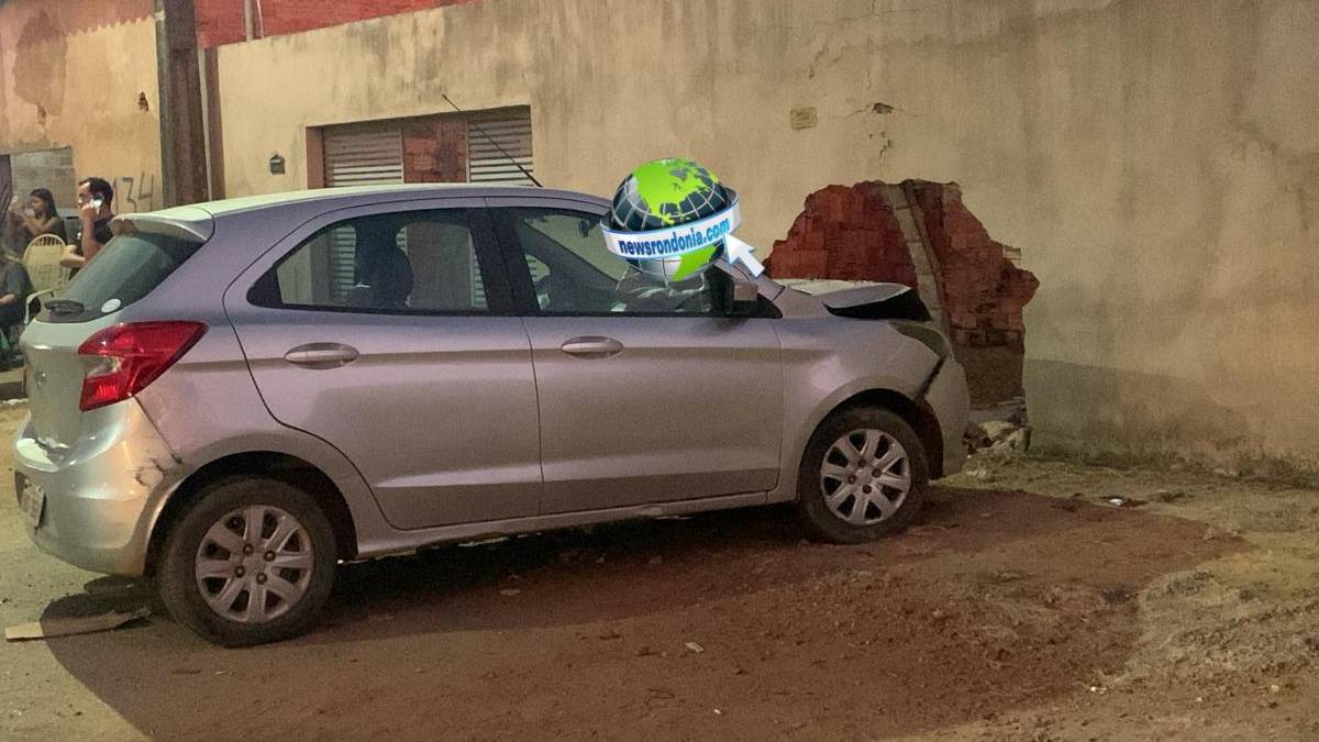 URGENTE: Carro passa direto em curva e derruba muro de residência na zona leste - News Rondônia