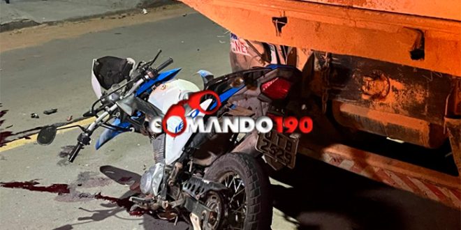 Motociclista morre após colidir em carreta estacionada em RO