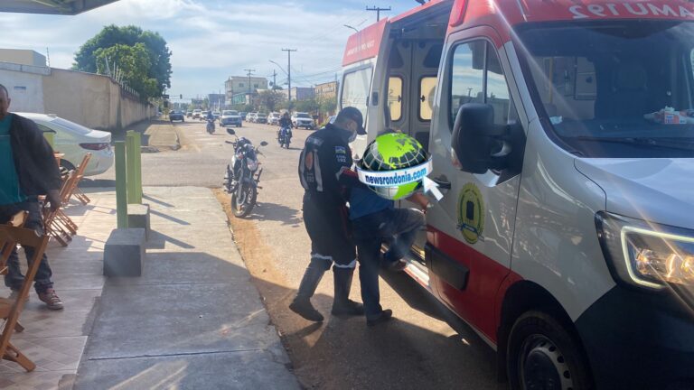Colisão entre três motos deixa um homem lesionado no centro