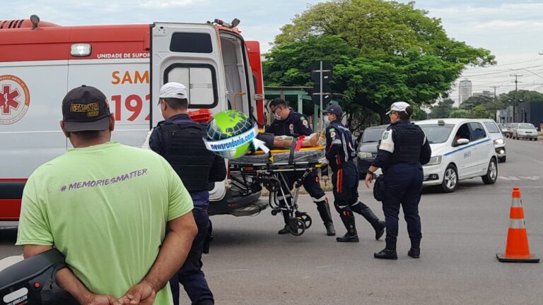 Batida entre motos deixa idoso com fratura na Avenida Abunã