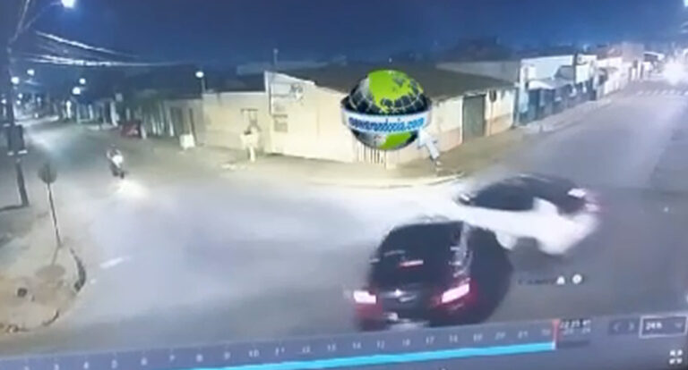 Câmera flagra acidente entre carros na zona sul
