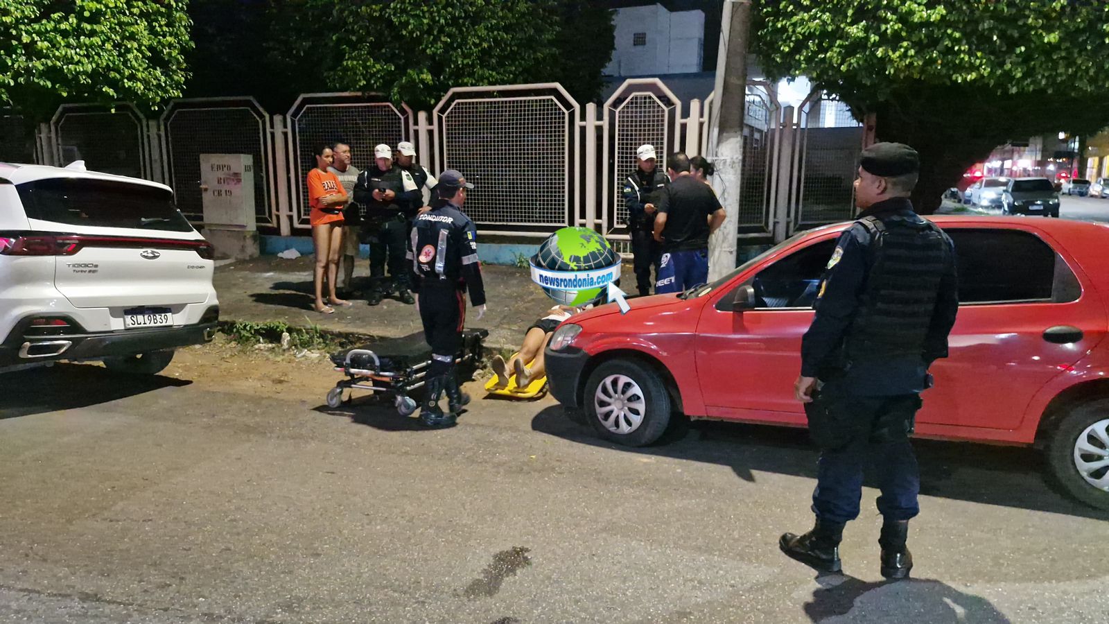 Adolescente de bicicleta é atropelada por carro no centro