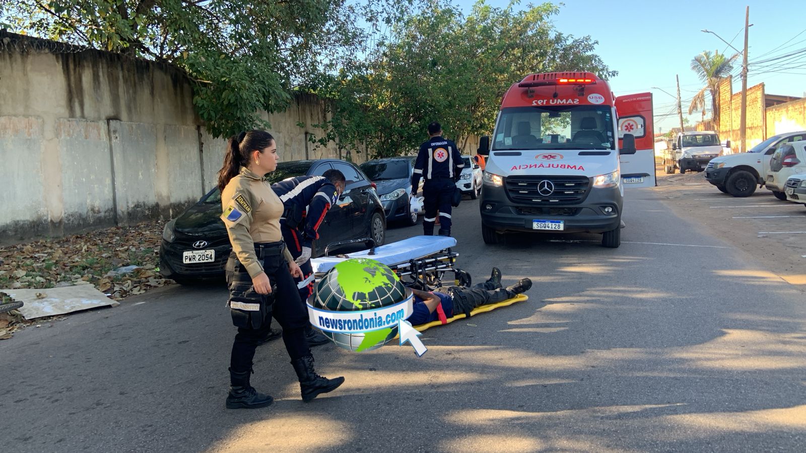 Motorista de HB20 abre a porta do carro e derruba ciclista no centro
