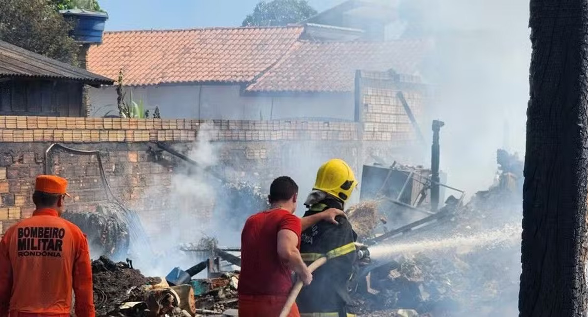 Incêndio destrói depósito de material reciclável em São Miguel do Guaporé
