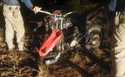 Conforme a Polícia Rodoviária Federal (PRF), as duas vítimas estavam voltando da cidade de Monte Negro, em uma motocicleta, quando colidiram com uma caminhonete.