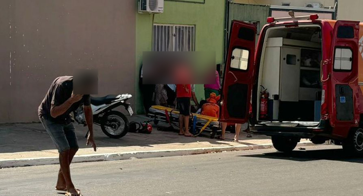 Acidente deixa criança ferida após colisão entre motocicleta e Fiat Strada