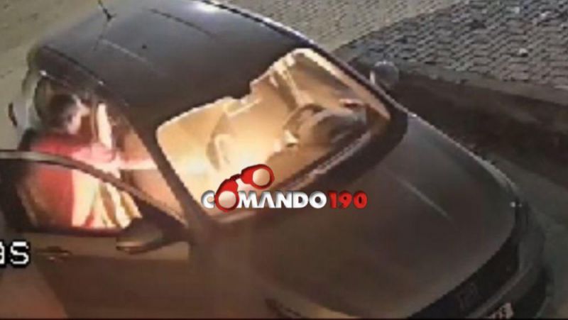 Ataque incendiário destrói veículo no centro em Ji-Paraná