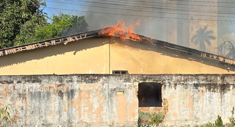 Incêndio em casa abandonada na rua Nicarágua em Porto Velho [VÍDEO] - News Rondônia