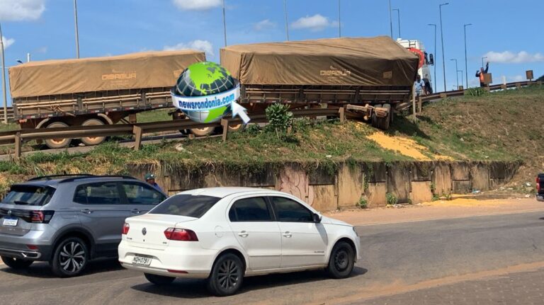 URGENTE: Carreta quase tomba no viaduto do Trevo do Roque