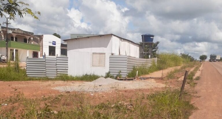 Dra. Taíssa solicita informações sobre finalização de obras em praça de Extrema