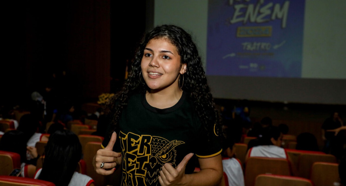 Mais de mil alunos participam do aulão “Tô Ligado no Enem” no Teatro Palácio das Artes, em Porto Velho