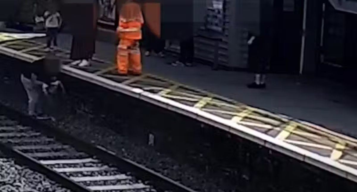 Herói salva menino de 3 anos que caiu nos trilhos segundos antes de o trem passar; vídeo