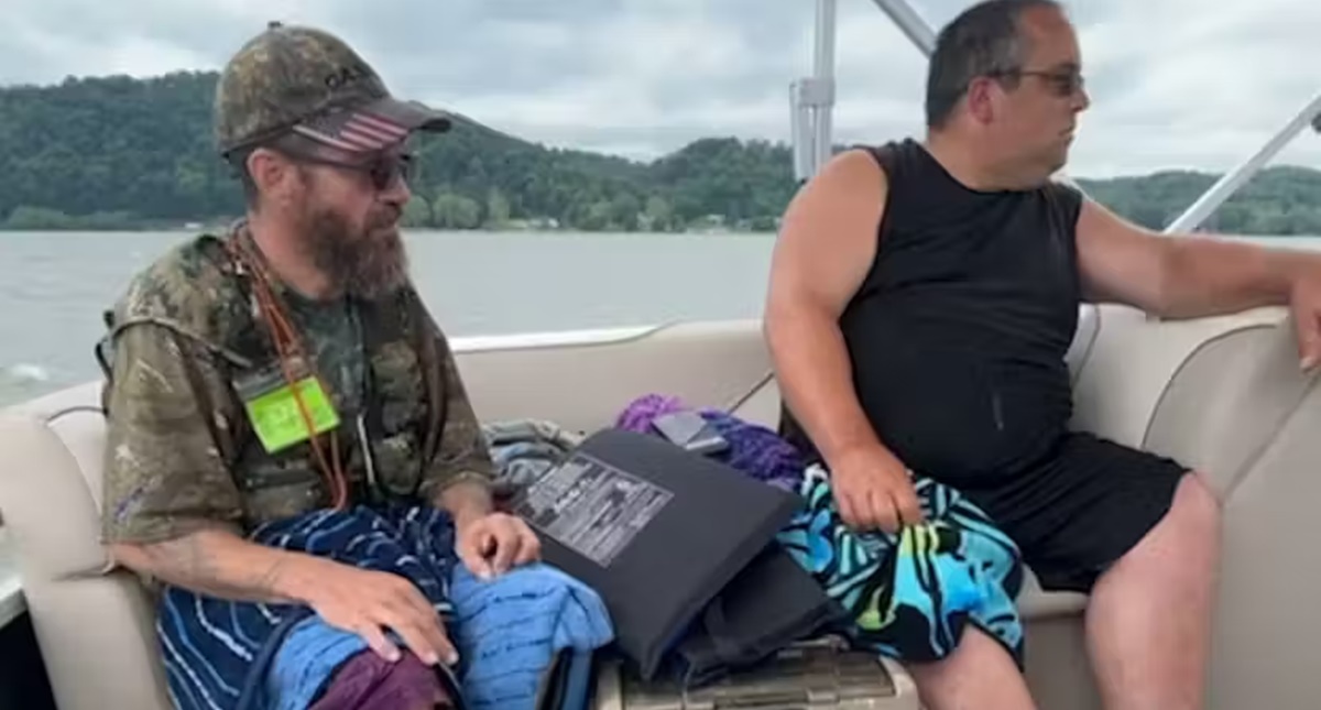 Amigos salvam 2 pescadores que estavam afundando em barco no rio
